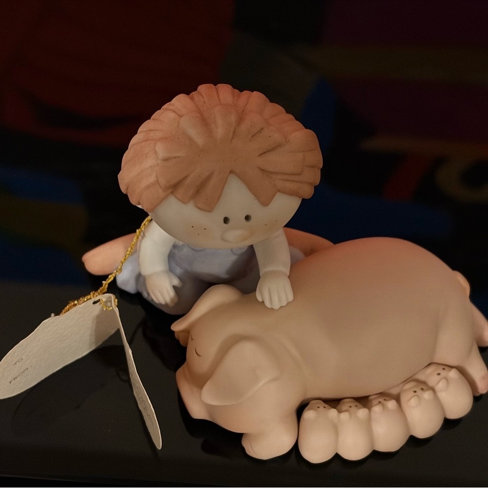 Charming Tan and Cream Home Art Sculpture. - Picture 8 of 9